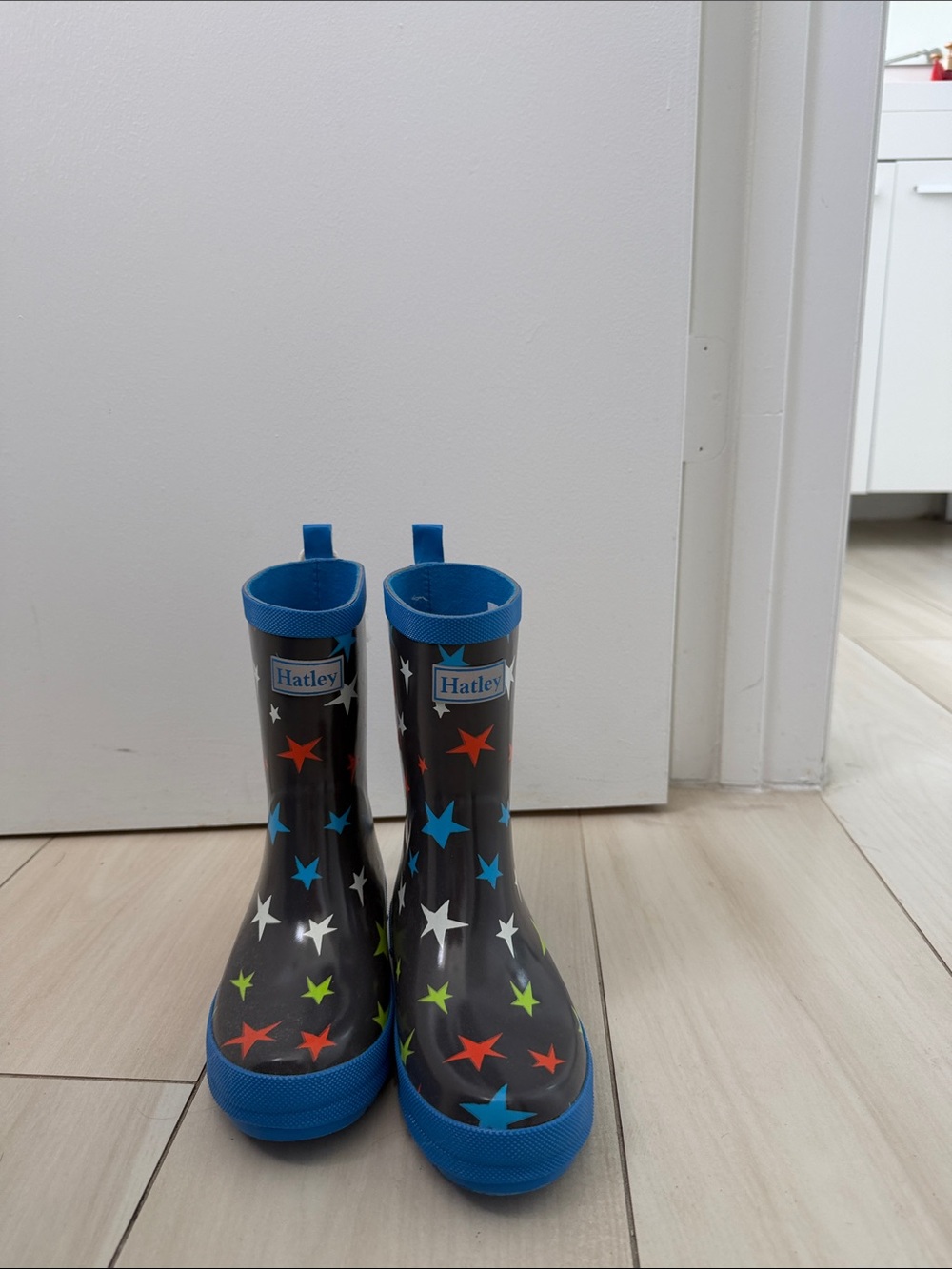 Hatley Kids Black Rain Boots with Multicolor Stars and Blue Trim new with tag - Picture 1 of 2